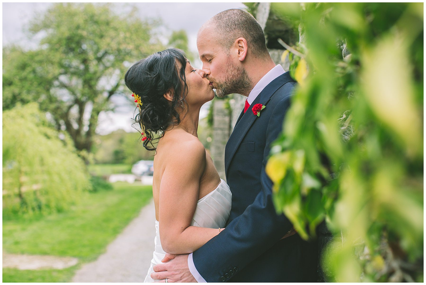 Newlyweds share a kiss amongst the Ivy